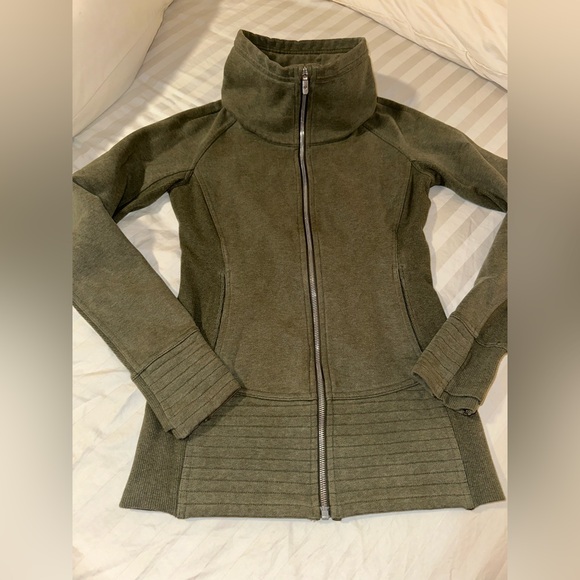 Lululemon Radiant Jacket. Dark Olive Green . Sz 4. - Picture 10 of 11